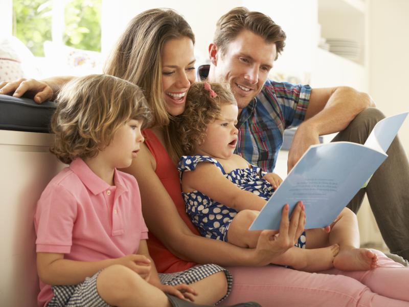 Familie læser sammen